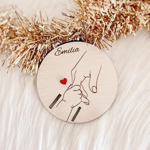 Carte en bois gravée avec bracelet de naissance nouveau né