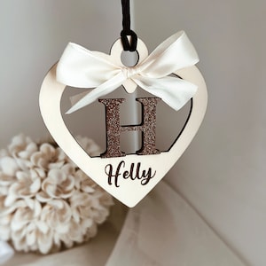 Heart-shaped Christmas bauble with personalized name and cream-white satin ribbon