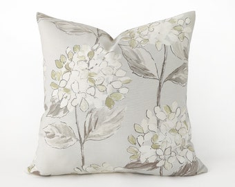 Funda de almohada decorativa floral en gris, verde y blanquecino - funda de cojín neutro claro