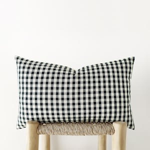 Poszewka na poduszkę lędźwiową w czarną kratkę gingham - poduszka w neutralną kratę