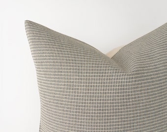 Funda de almohada decorativa con textura gris y marfil - funda de cojín tejido neutro - decoración rústica moderna