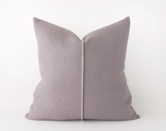 Funda de almohada decorativa de lino púrpura lavanda apagada con detalle cosido a mano - funda de almohada de tiro texturizada en púrpura claro