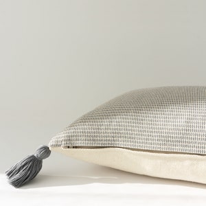 Funda de almohada decorativa gris y marfil con borlas funda de cojín de textura neutra imagen 4