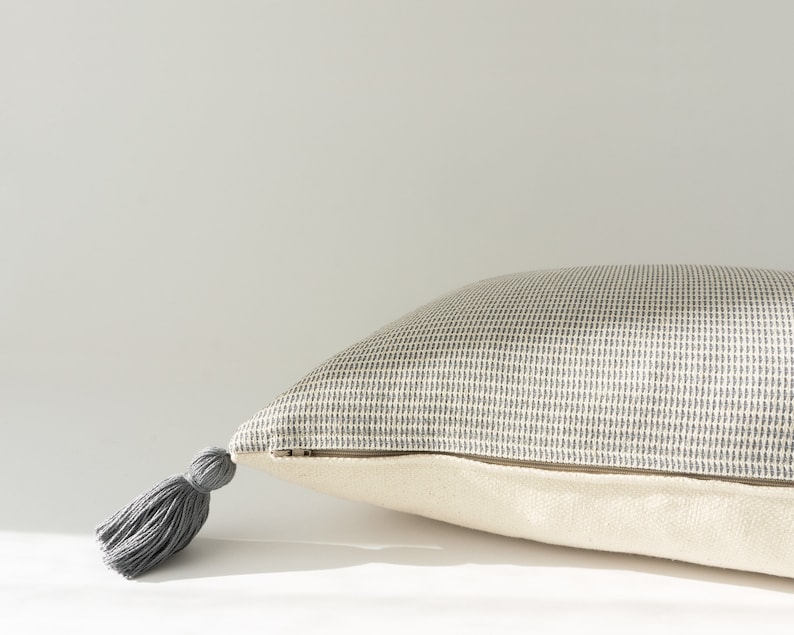 Funda de almohada decorativa gris y marfil con borlas funda de cojín de textura neutra imagen 4