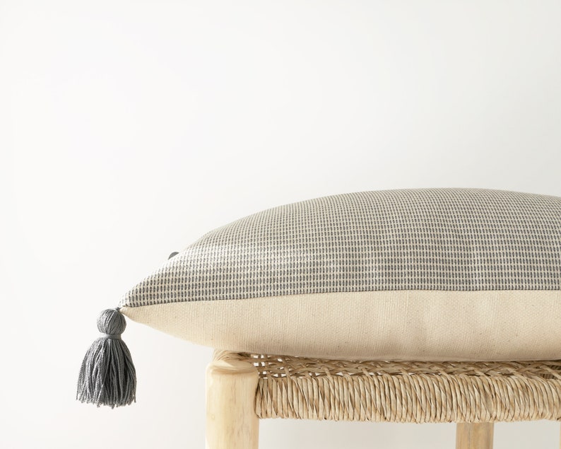 Funda de almohada decorativa gris y marfil con borlas funda de cojín de textura neutra imagen 2