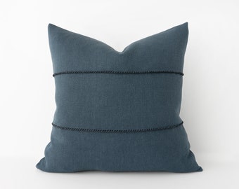 Funda de almohada decorativa azul ahumado con detalles cosidos a mano - funda de cojín de lino pesado azul pizarra