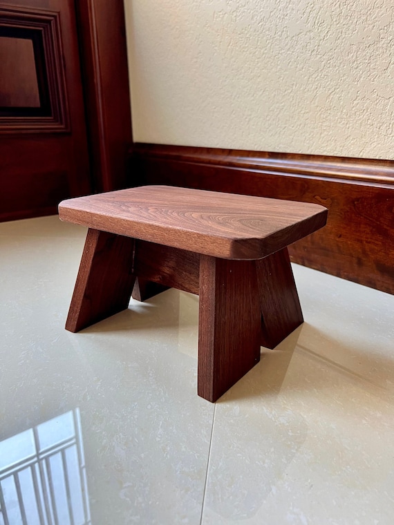 Kleiner Nussbaum Holzhocker | Tritthocker | Fußhocker | Blumenständer | Badezimmer Hocker | Kinderhocker | Minimalistisch