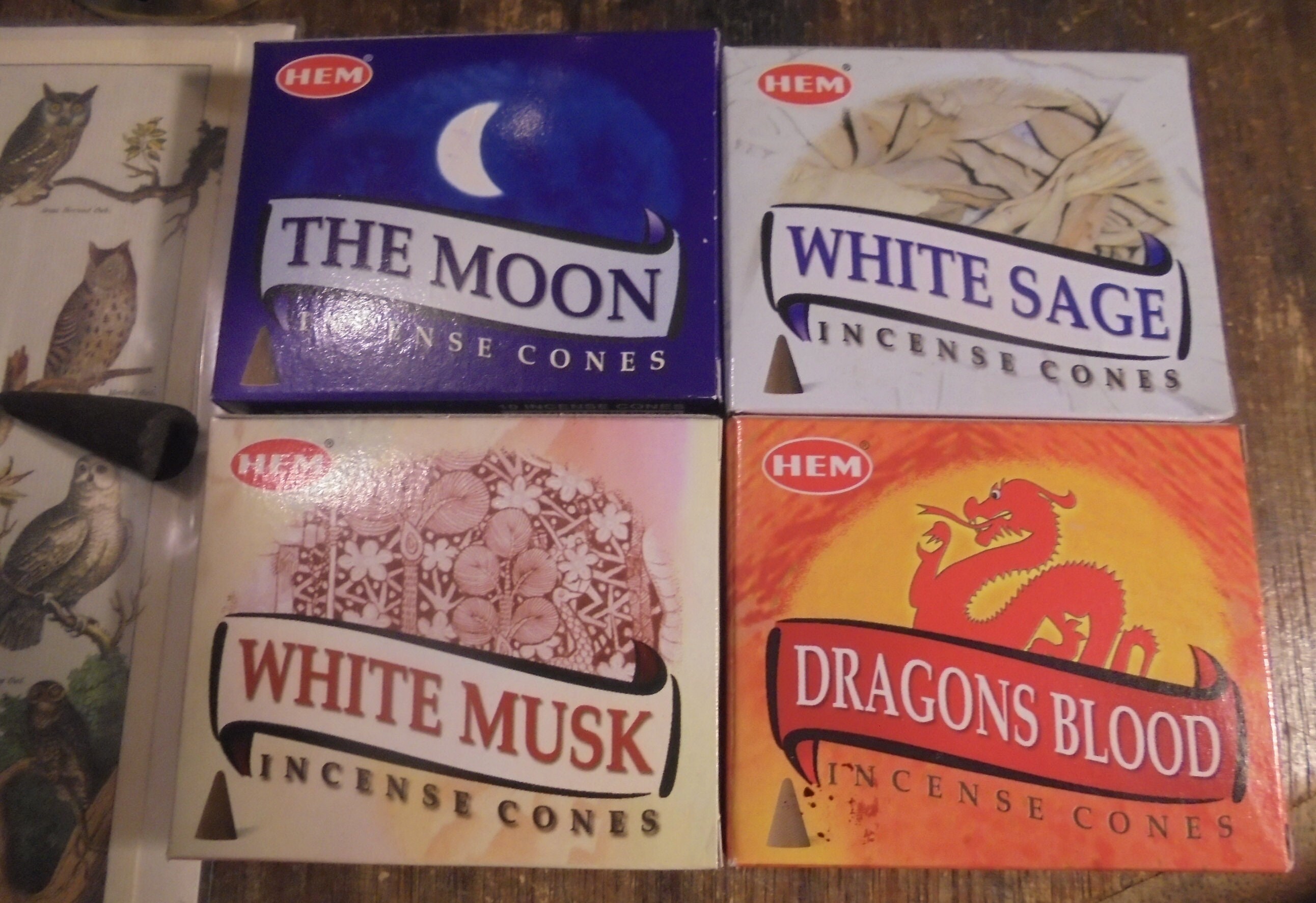 Lot de 4 Boites d'encens en Cônes, Lune, Sauge Blanche, Sang Dragon, Musc Blanc. 10 Cônes Par Boite,