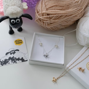 Shaun das Schaf Pullover-Halskette aus Gold, 18 Karat Gold Vermeil, handgefertigt in Großbritannien, offiziell lizenziert von Aardman Animations Jewellery