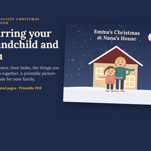 K&ouml;nnte beinhalten: Ein digitales, druckbares Bilderbuch mit dem Titel Emma's Christmas at Nana's House, das zwei Personen vor einem Haus im Schnee unter einem n&auml;chtlichen Himmel mit Mond zeigt. Der Text enth&auml;lt Personalized Christmas Storybook.