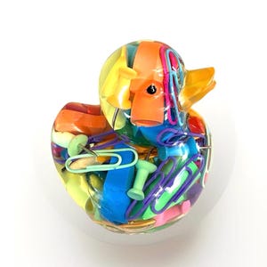 Patos de diferentes profesiones: Pato Maestro, Pato Bombero, Pato de Salud Mental, Pato de Oficina, Pato de Construcción. ¡Únicos, con caja de regalo!