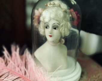 Stunning halfdoll antique like Lilli Baitz, Brocante, in a little dome