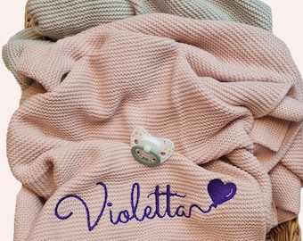 Babydecke mit Namen bestickt / Strickdecke personalisiert / Geschenk zur Geburt
