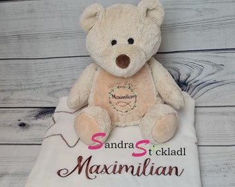 Geschenkset zur Taufe / Babydecke und Stofftier mit Namen und Geburtsdaten bestickt