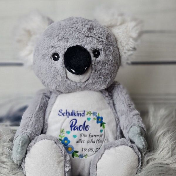 Stoffkoala zum Schulanfang mit Namen und Einschulungsdatum bestickt