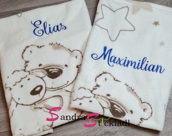 Babykuscheldecke mit Namen und Geburtsdaten bestickt