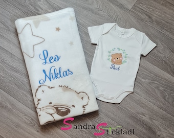 Geschenkset Babydecke und Body mit Wunschnamen bestickt