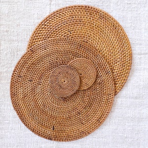 Round placemat made of natural rattan | Eco-friendly boho table charger | Handwoven wicker placemat table decor | Straw table mat