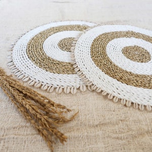 Set aus Seegras-Tischsets mit Kaurimuscheln, Geschirrset, Boho-Tischset, Tischdekorationsunterlage, Hochzeits-Tischset, Heimgeschenke, Tischdekoration