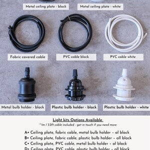 Pu&ograve; includere: Una guida per diverse opzioni di kit di illuminazione per un lampadario a sospensione. Le opzioni includono una piastra da soffitto in metallo nera o bianca, un cavo in tessuto o PVC e un portalampada in metallo o plastica nero o bianco. Il testo recita: "Opzioni di kit di illuminazione disponibili * Cavo da 1 m / 3,2 piedi incluso - contattaci se hai bisogno di pi&ugrave; A. Piastra da soffitto, cavo in tessuto, portalampada in metallo - tutto nero B. Piastra da soffitto, cavo in tessuto, portalampada in plastica - tutto nero C. Piastra da soffitto, cavo in PVC, portalampada in metallo - tutto nero D. Piastra da soffitto, cavo in PVC, portalampada in plastica - tutto nero E. Cavo in tessuto, portalampada in metallo - tutto nero F. Cavo in tessuto, portalampada in plastica - tutto nero G. Cavo in PVC, portalampada in metallo - tutto nero H. Cavo in PVC, portalampada in plastica - tutto nero I. Piastra da soffitto, cavo in PVC, portalampada in plastica - tutto bianco J. Cavo in PVC, portalampada in plastica - tutto bianco"