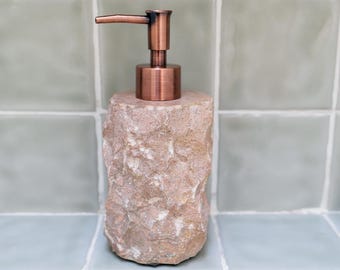 Dispensador de jabón líquido de mármol rosa rústico / Dispensador de jabón de manos de piedra natural / Decoración de mármol para baño / Jabonera con bomba de bronce o plata