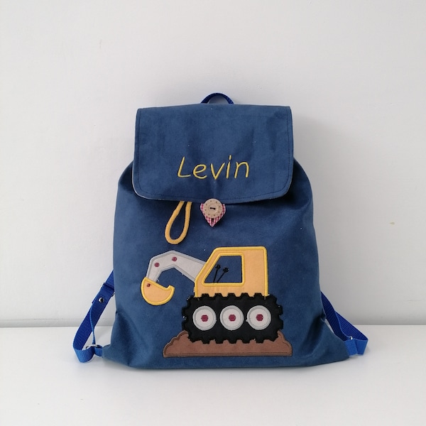 Ein personalisierter Rucksack für ein Vorschulkind, ein Rucksack mit Namen, ein Rucksack für den Kindergarten, ein Rucksack mit Bagger