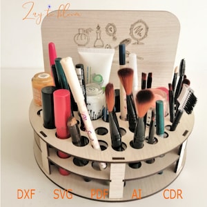Pu&ograve; includere: Un organizzatore di trucco in legno con una base circolare e un pannello posteriore verticale. L'organizzatore ha pi&ugrave; fori per riporre pennelli per il trucco, rossetti e altri cosmetici. Il pannello posteriore presenta un design decorativo con uno specchio e un flacone di profumo. L'organizzatore &egrave; realizzato in legno marrone chiaro e ha una finitura naturale.
