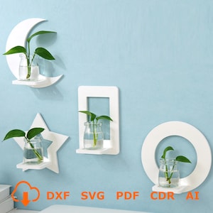 Op de afbeelding: Vier witte wandplanken in de vorm van een halve maan, een ster, een rechthoek en een cirkel. Elke plank heeft een kleine plant in een glazen vaas.