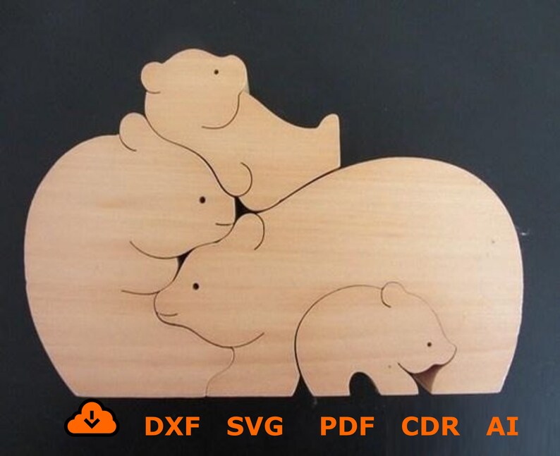 Op de afbeelding: Een houten puzzel met drie beren, een moederbeer, een vaderbeer en een babybeer. De beren staan allemaal in verschillende poses en de puzzelstukjes passen in elkaar om een compleet beeld te cre&euml;ren.