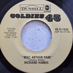 Op de afbeelding: Een vintage vinyl platenlabel voor "Goldies 45" van Richard Harris, met het nummer "Mac Arthur Park". Het label heeft een crème- en wit kleurenschema met de logo's van Dunhill en ABC Records. De tijd van de plaat is 7:20.