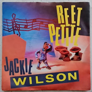 Peut inclure: Une pochette de disque vinyle jaune et noire avec le titre "Reet Petite" et l'artiste "Jackie Wilson". La pochette présente un personnage de dessin animé en costume bleu sur un fond rouge.