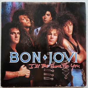 Puede incluir: Una portada de disco de vinilo vintage con la banda Bon Jovi. La portada es negra con el nombre de la banda en azul y blanco y el título de la canción "I'll Be There For You" en rojo. Los miembros de la banda aparecen en el fondo, con el cantante principal en el centro.