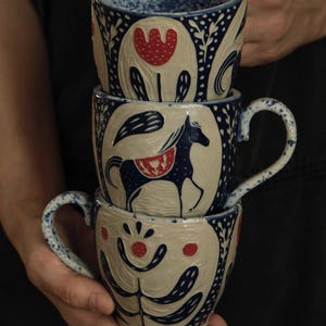 Caneca "Cavalo Idílico" | Decorada à mão com a técnica de esgrafito | Capacidade de 350 ml