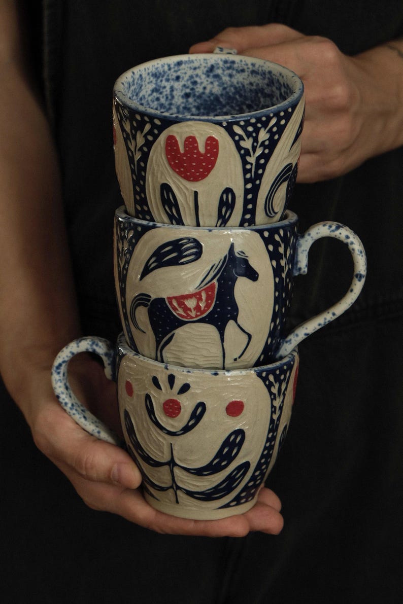 Taza "Caballo idílico" | Decorada a mano con la técnica del esgrafiado | Capacidad: 350 ml