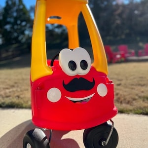 Ozdoba na maskę przednią Mr Coupe Mustache, pasująca do wszystkich modeli Cozy Coupe