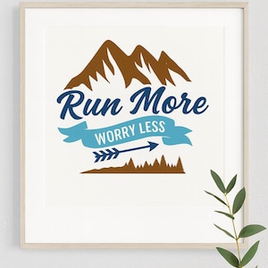 Puede incluir: Impresi&oacute;n art&iacute;stica enmarcada con fondo blanco que presenta una cordillera marr&oacute;n y las palabras "Run More Worry Less" en azul. Una pancarta y una flecha azules completan el dise&ntilde;o, con una silueta de bosque en la parte inferior.
