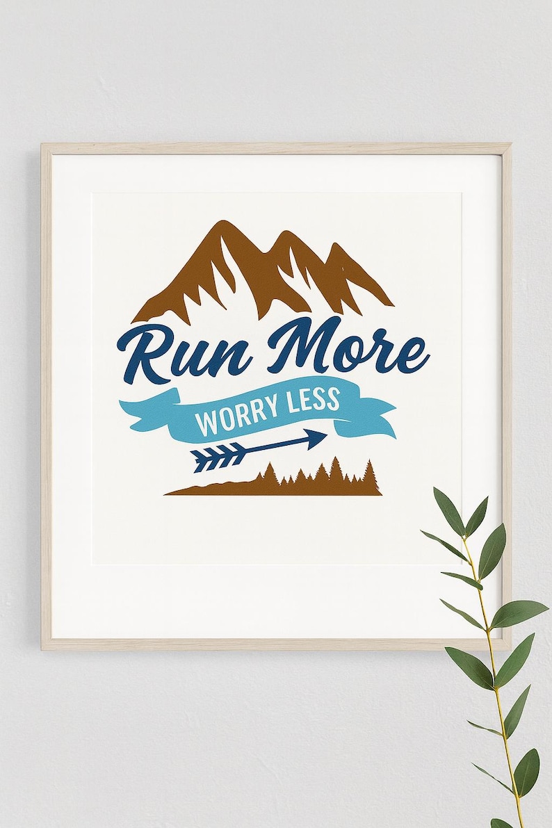 Puede incluir: Impresi&oacute;n art&iacute;stica enmarcada con fondo blanco que presenta una cordillera marr&oacute;n y las palabras "Run More Worry Less" en azul. Una pancarta y una flecha azules completan el dise&ntilde;o, con una silueta de bosque en la parte inferior.