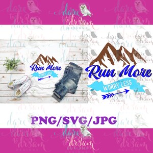 Puede incluir: Camiseta blanca con un dise&ntilde;o de monta&ntilde;a y el texto "Run More Worry Less" en azul. La imagen tambi&eacute;n incluye unos vaqueros azules y zapatillas blancas, sugiriendo un tema deportivo.