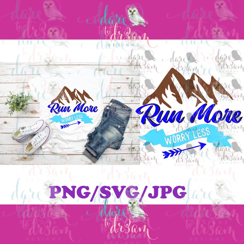 Puede incluir: Camiseta blanca con un dise&ntilde;o de monta&ntilde;a y el texto "Run More Worry Less" en azul. La imagen tambi&eacute;n incluye unos vaqueros azules y zapatillas blancas, sugiriendo un tema deportivo.