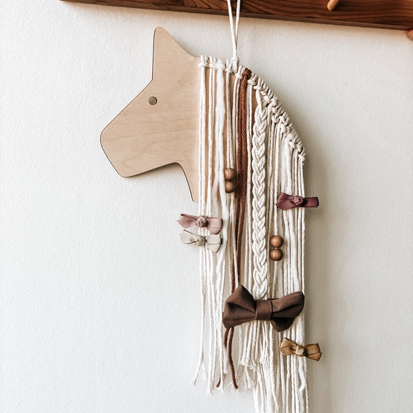 Personalisierte Haarspangenaufbewahrung “Pferd” mit Namen aus Holz mit Perlen