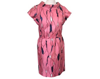 Vestido recto vintage Lydia rosa con cuello ancho y estampado abstracto de los años 60 / M 38 12
