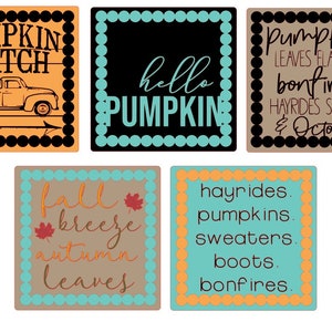Puede incluir: Cinco letreros cuadrados con texto y diseños con temática otoñal. Un letrero dice "Pumpkin Patch" con un gráfico de camión. Otros letreros dicen "hello PUMPKIN", "Pumpkins, Leaves, Bonfires", "Fall Breeze, Autumn Leaves" y "Hayrides, Pumpkins, Sweaters, Boots, Bonfires."