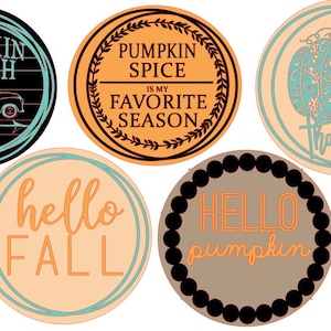 Puede incluir: Cinco letreros redondos de madera con varios diseños de otoño. Los letreros están pintados en tonos de naranja, marrón y turquesa. El texto en los letreros incluye "Pumpkin Patch", "Pumpkin Spice is my Favorite Season", "Thankful", "Hello Fall", y "Hello Pumpkin".