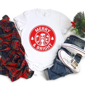 Feliz y brillante camisa de Navidad, camisa de Navidad a juego familiar, camisa de vacaciones, camisas de Navidad a juego, camiseta de Navidad de Coffee Lower