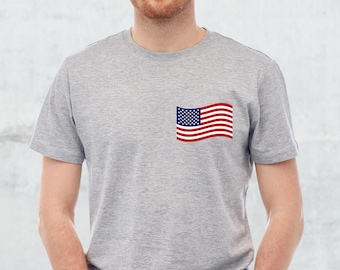 Camiseta minimalista con bolsillo y bandera estadounidense - Día de la Independencia de EE. UU.