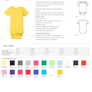 K&ouml;nnte beinhalten: Eine Gr&ouml;&szlig;entabelle f&uuml;r Baby-Bodysuits in verschiedenen Farben. Die Tabelle zeigt die Brustweite, die K&ouml;rperl&auml;nge im R&uuml;cken und die &Auml;rmell&auml;nge f&uuml;r die Gr&ouml;&szlig;en NB, 06M, 12M, 18M und 24M. Die Tabelle enth&auml;lt auch einen Abschnitt mit Farbinformationen mit Farbmustern und PMS-Farbcodes.