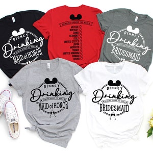 Może przedstawiać: Pięć szarych, czarnych, białych i czerwonych koszulek z napisem "Disney Drinking" i "Maid of Honor" lub "Bridesmaid".