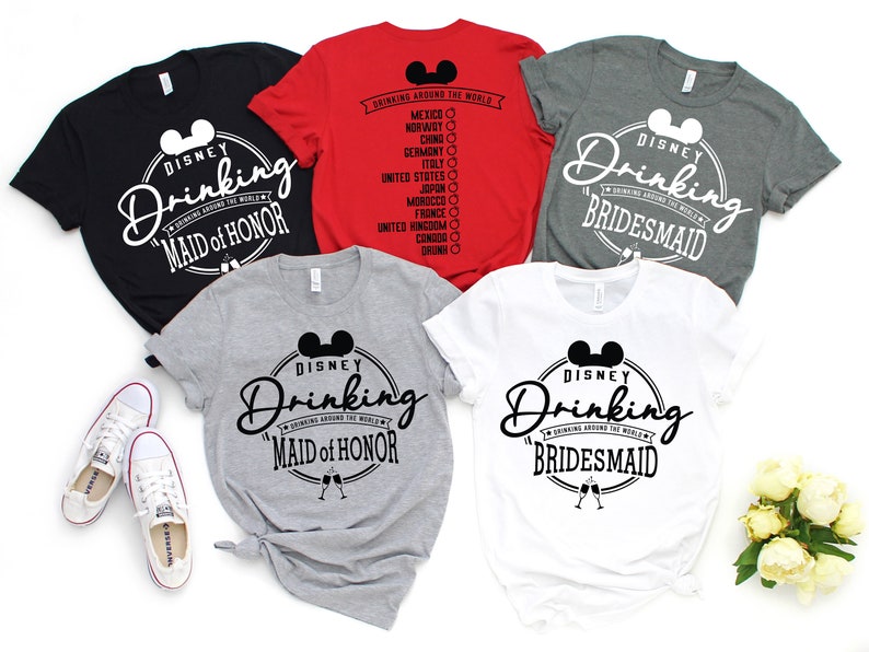 Może przedstawiać: Pięć szarych, czarnych, białych i czerwonych koszulek z napisem "Disney Drinking" i "Maid of Honor" lub "Bridesmaid".