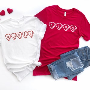 Camisetas a juego para parejas con corazones de caramelo y el rey y la reina