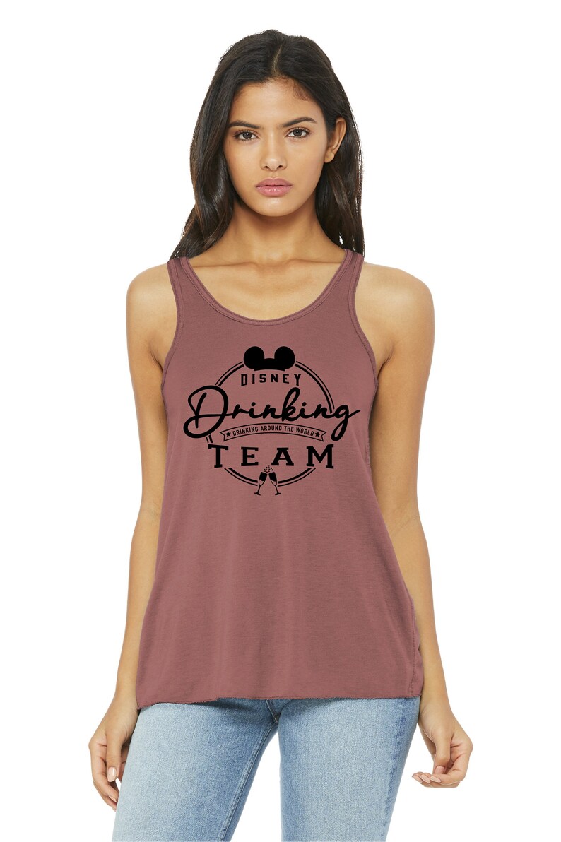 Może przedstawiać: Bordowy top na ramiączkach z czarnym nadrukiem uszu Myszki Miki i tekstem "Disney Drinking Team" z mniejszym tekstem "Drinking Around the World" poniżej.